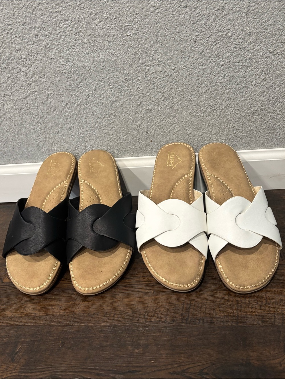 White Mountain Women's fortunate Slide Sandals in Black and White